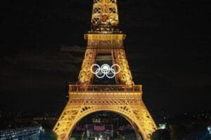 La-Luna-se-metio-entre-los-Anillos-Olimpicos-tremendas-postales-en-la-semana-del-inicio-de-los-Juegos-Olimpicos-de-Paris2024-@gregmartin11