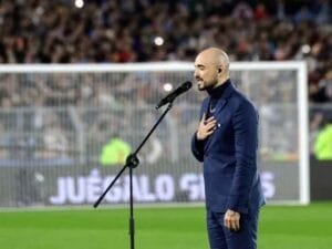 abel pintos cantando el himno