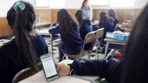 2024-08-07-celulares-escuelasjpg