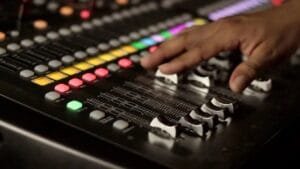 que-funcion-tiene-una-consola-de-sonido