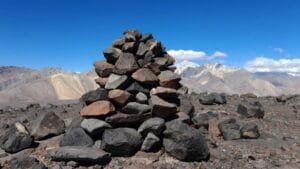Laguna-del-Diamante-Estructuras-que-encontraron-los-guardaparques-y-que-remiten-al-pueblo-Inca