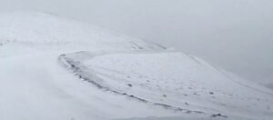 laguna con nievee