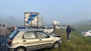 el-choque-en-cadena-involucro-a-15-vehiculos-foto-gentileza-el-civismo-4NWZOK7JAZFLJMZRG42J7B4EU4