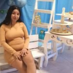 Joven embarazada saltaa