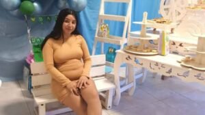 Joven embarazada saltaa