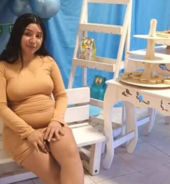 Joven embarazada saltaa