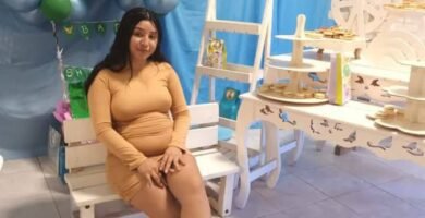 Joven embarazada saltaa