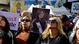 Seguidores de Cristina Fernández inician masiva marcha de apoyo en Argentina