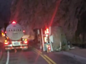 volco un camion en alta montaña