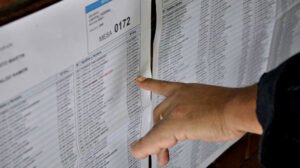 Ciudadanos-bonaerenses-consultan-el-padron-para-las-elecciones-2025