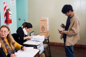 Jovenes votando
