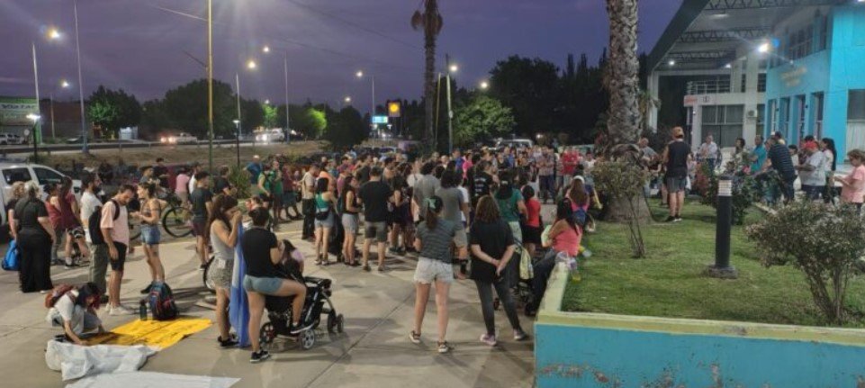 La asamblea de vecinos en defensa del agua, en la terminal de Eugenio Bustos.