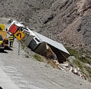 paso-a-chile-vuelco-camion-2