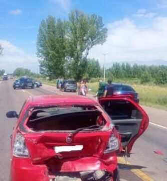 El Fiat Palio quedó en medio de la calzada.