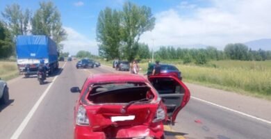 El Fiat Palio quedó en medio de la calzada.