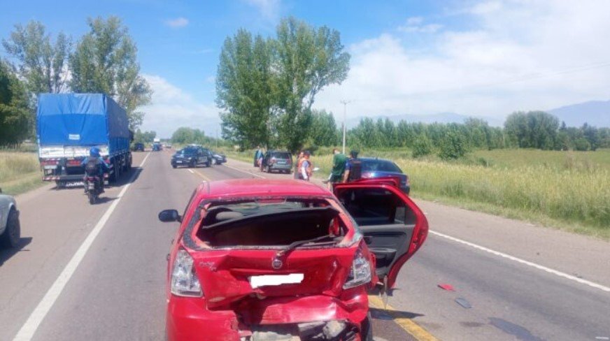 El Fiat Palio quedó en medio de la calzada.