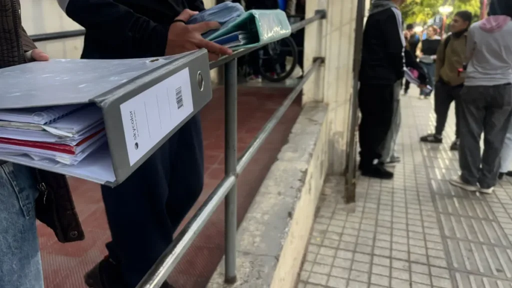 Alumno ingresando a una escuela de Mendoza sin mochila durante el operativo de seguridad.