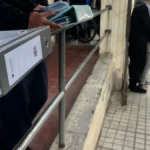 Alumno ingresando a una escuela de Mendoza sin mochila durante el operativo de seguridad.