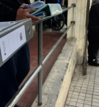 Alumno ingresando a una escuela de Mendoza sin mochila durante el operativo de seguridad.
