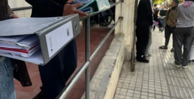 Alumno ingresando a una escuela de Mendoza sin mochila durante el operativo de seguridad.