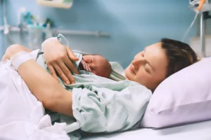 la-madre-y-el-nacimiento-del-nino-recien-nacido-en-el-hospital-de-maternidad-mama-abrazando-su-bebe-recien-nacido-despues-del-parto