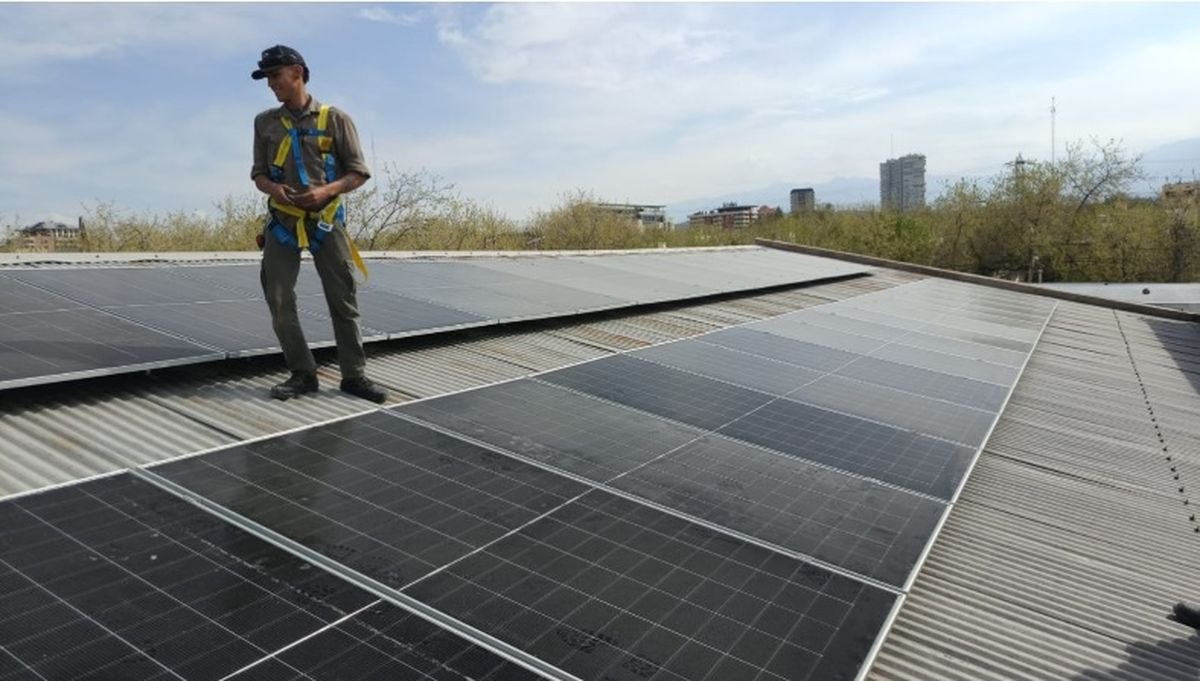 Por la cantidad de días de sol que tiene al año, Mendoza se posiciona como una provincia referente en energía solar. Muchos jóvenes se están especializando en el sector. Imagen ilustrativa.