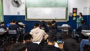 adolescentes-alumnos-estudiantes-secundaria-escuelas-clases-aula