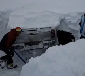 en-los-puquios-intentaron-desenterrar-los-vehiculos-palas