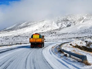 ruta-cortada-nieve-y-trabajo-despeje