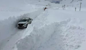 trabajan-despejar-los-caminos-alta-montana-la-intensa-nevada