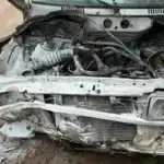 Un conductor chocó contra un árbol tras perder el control de su auto en Colonia Las Rosas