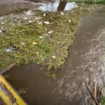Tras el desborde del Arroyo Claro, obreros trabajan en la zona de 25 de Noviembre y Mitre